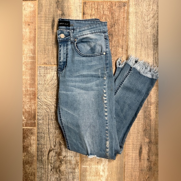 Mid-rise jeans with frayed hem and metallic detail on the side - Picture 6 of 10